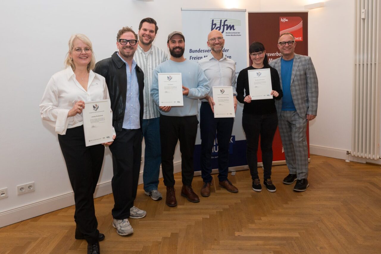 Foto v.l.n.r.: Katja Kröning (simplay); Julian Seßler, Yannick Albrecht, Thilo Türr (soundwerk); Andreas Pabst (Oh-Töne); Nadja Adam (Musik-Insel); Mario Müller (bdfm)