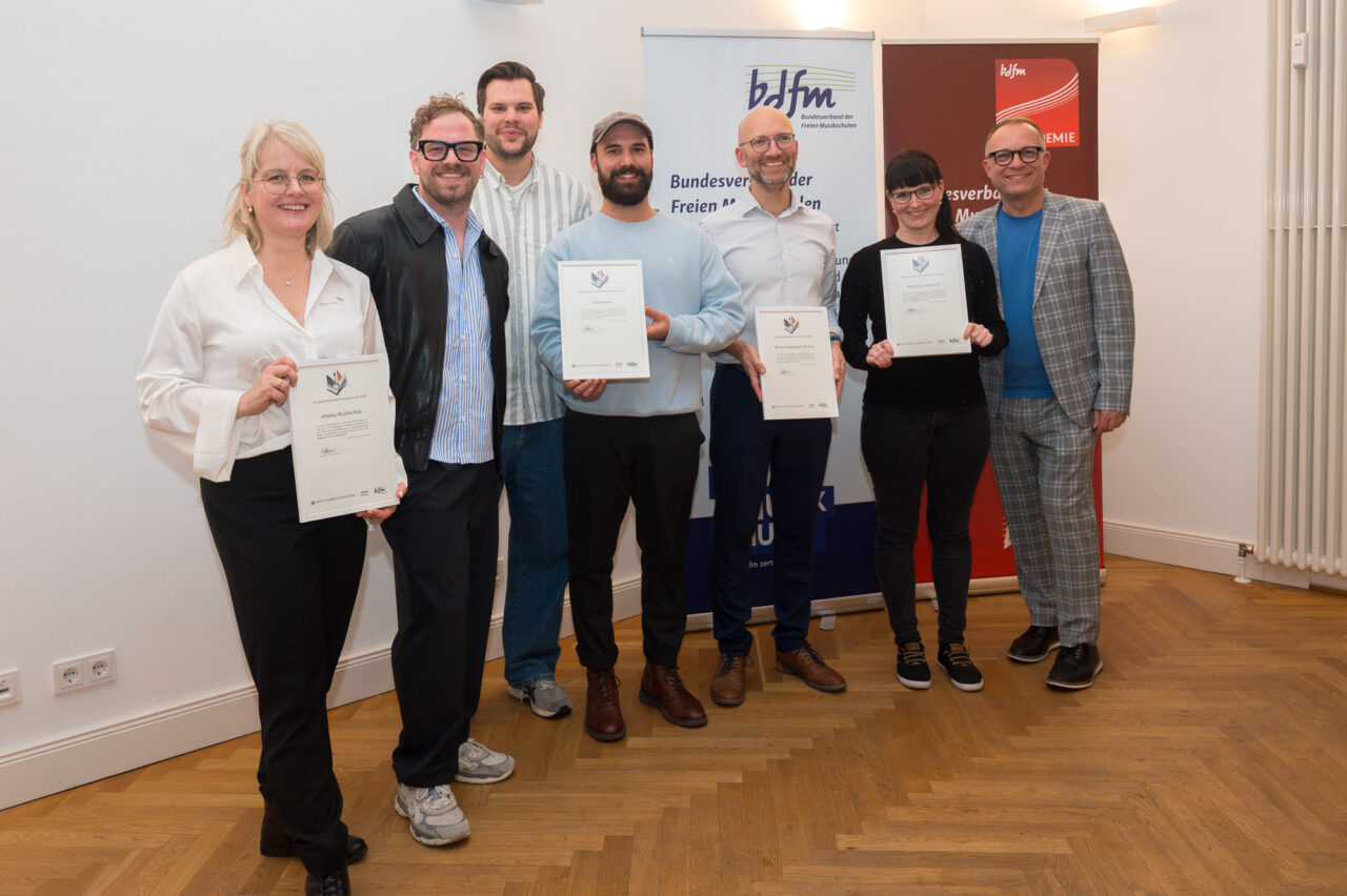 Foto v.l.n.r.: Katja Kröning (simplay); Julian Seßler, Yannick Albrecht, Thilo Türr (soundwerk); Andreas Pabst (Oh-Töne); Nadja Adam (Musik-Insel); Mario Müller (bdfm)